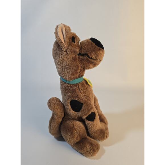 Six Flags Exclusive Scooby Doo 11” Plush Toy Sitting Stuffed Animal Felt Collar - Picture 2 of 9